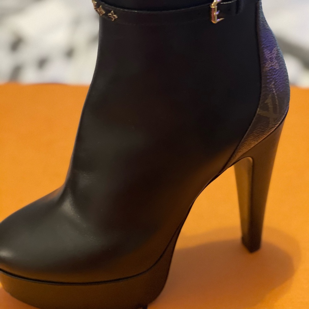 Louis Vuitton brand new never worn. They are narrow. - Picture 2 of 4